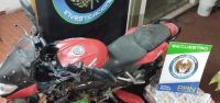 Secuestran cocaína, marihuana y una moto en allanamientos en Roca