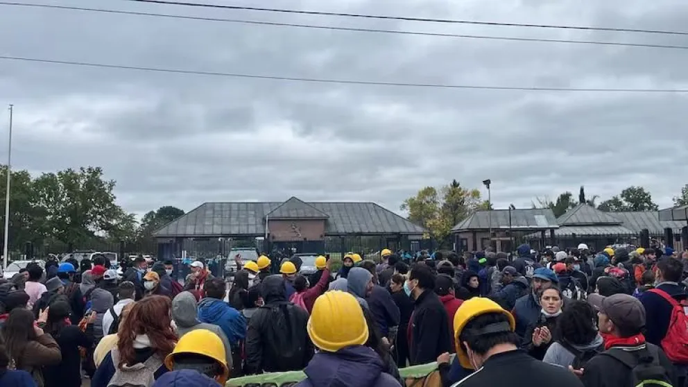 Vecinos protestan frente al barrio de Caputo por freno de obras en barrios populares