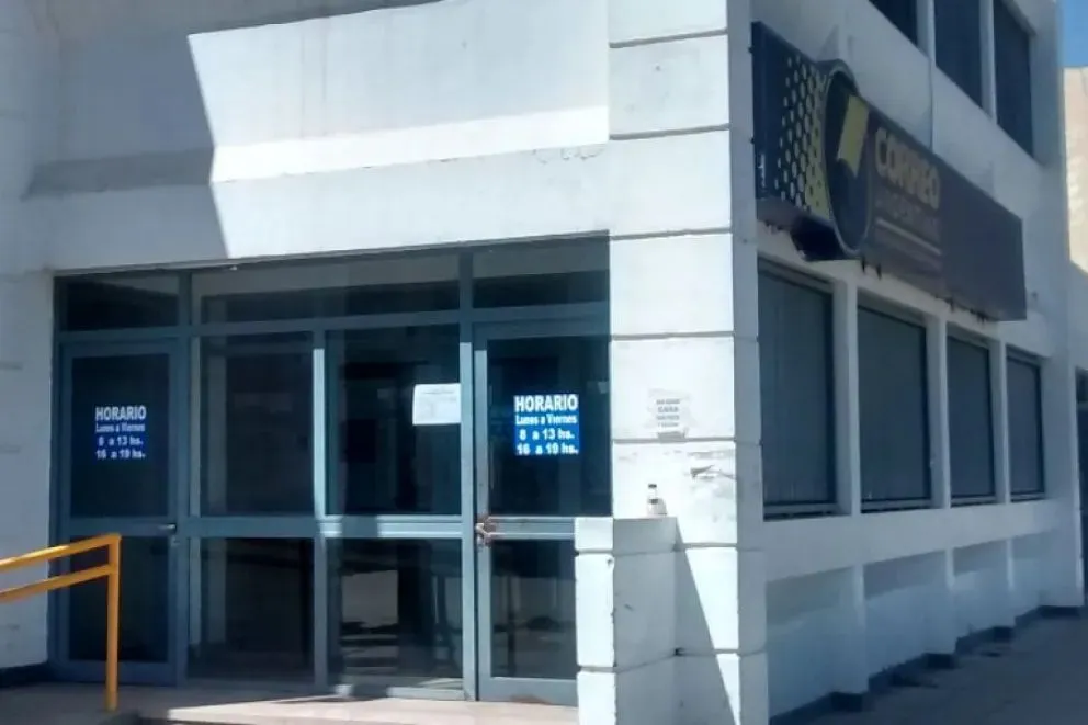 Qué bronca: hizo una compra por internet y recibió una caja con basura