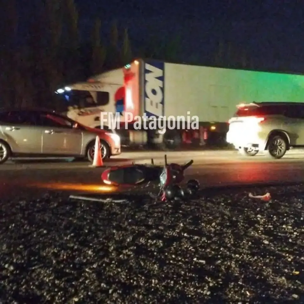 Fuerte choque entre una camioneta y una moto: dos personas resultaron heridas