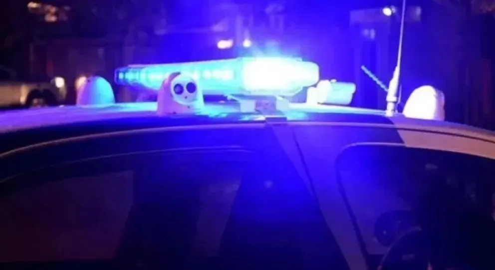 Terrible: arrastraron a un policía sujetado mientras huían en el auto