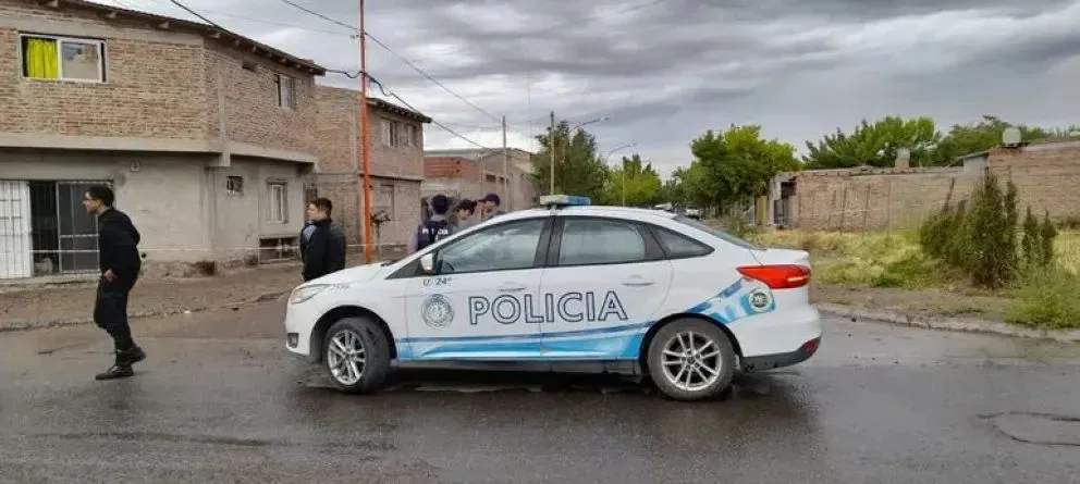 Intentó robar, lo vieron, se enojó y rompió una vidriera