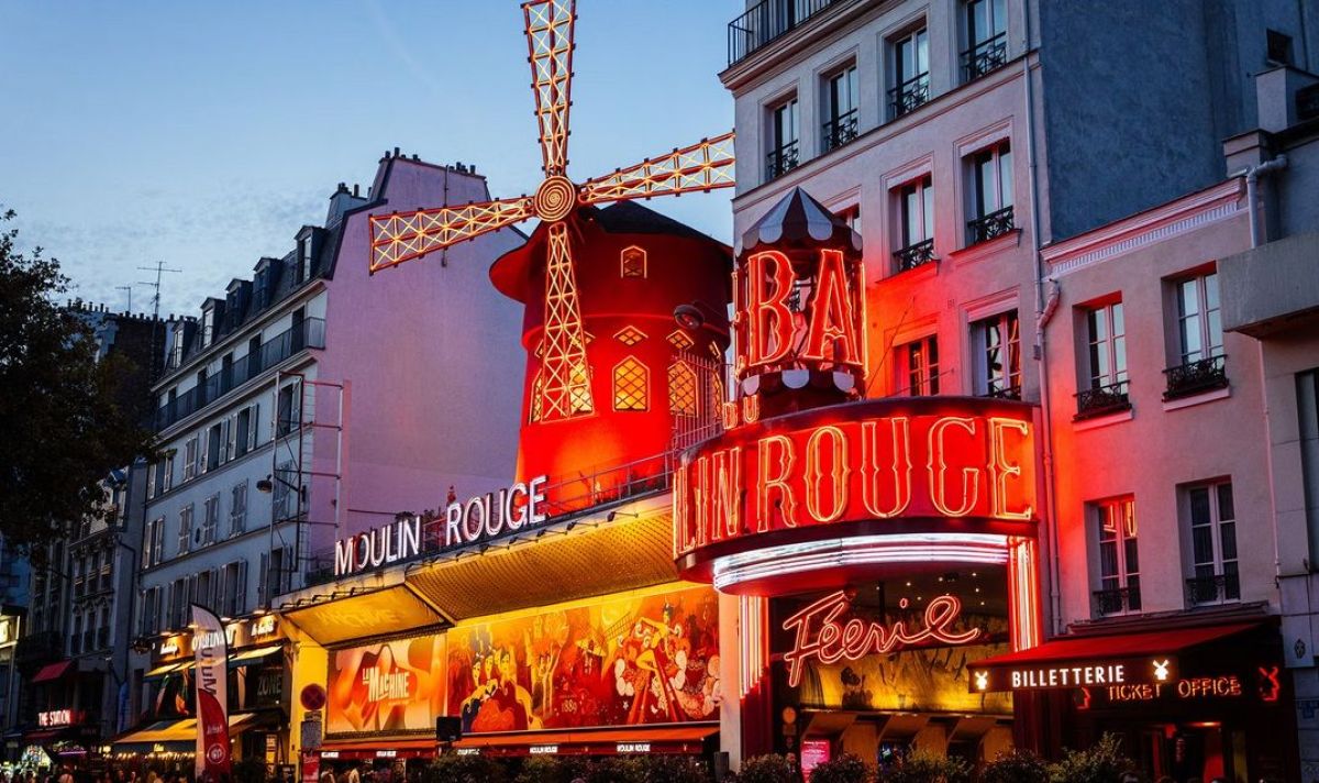 París: se cayeron las aspas del famoso Moulin Rouge 