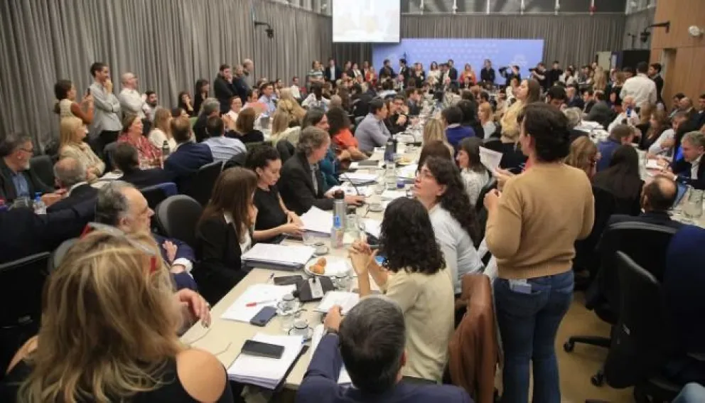 El oficialismo obtiene dictamen para la Ley Bases en Diputados
