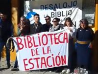 Miembros de la Biblioteca la Estación se manifestaron en el municipio de Roca 