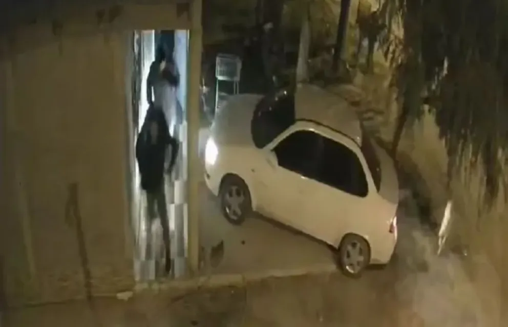 Llegó a su casa y sorprendió a los delincuentes que le estaban robando 