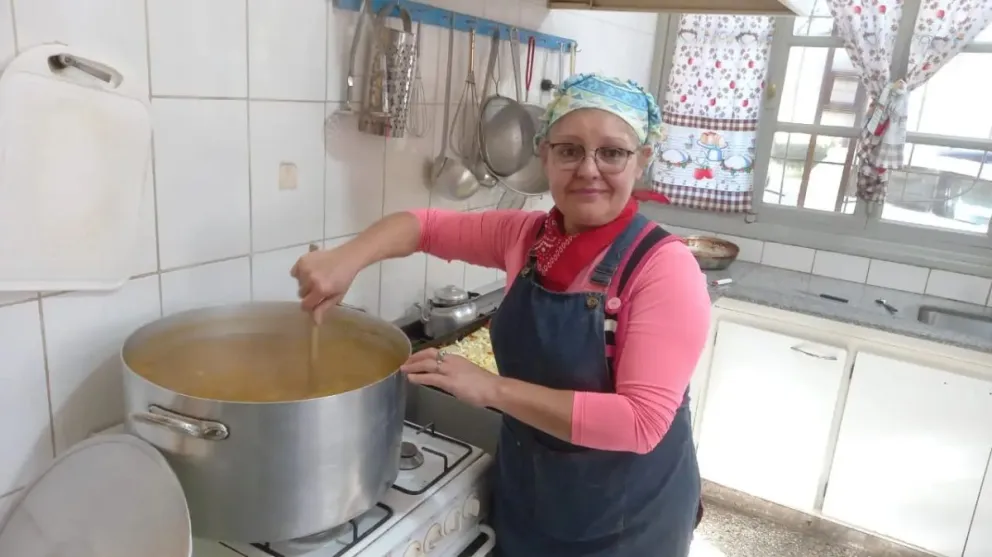 Reconocen la labor de una destacada cocinera de Allen