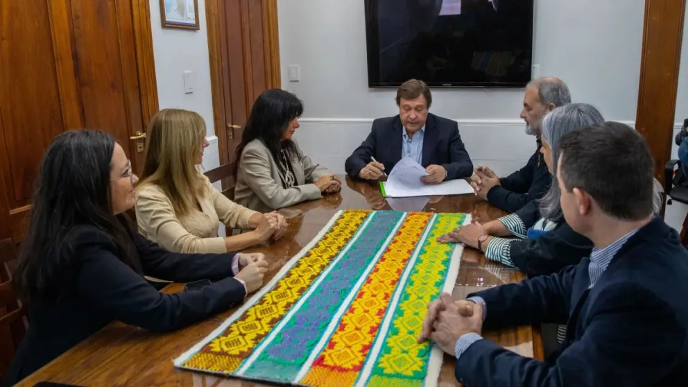 Provincia cedió un edificio en Roca y un terreno en Cipolletti a la UNRN