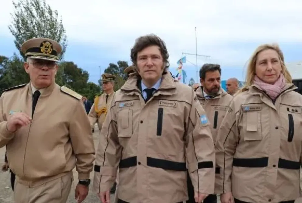 Mientras se debate la Ley Ómnibus, Milei recibe un buque de Estados Unidos 