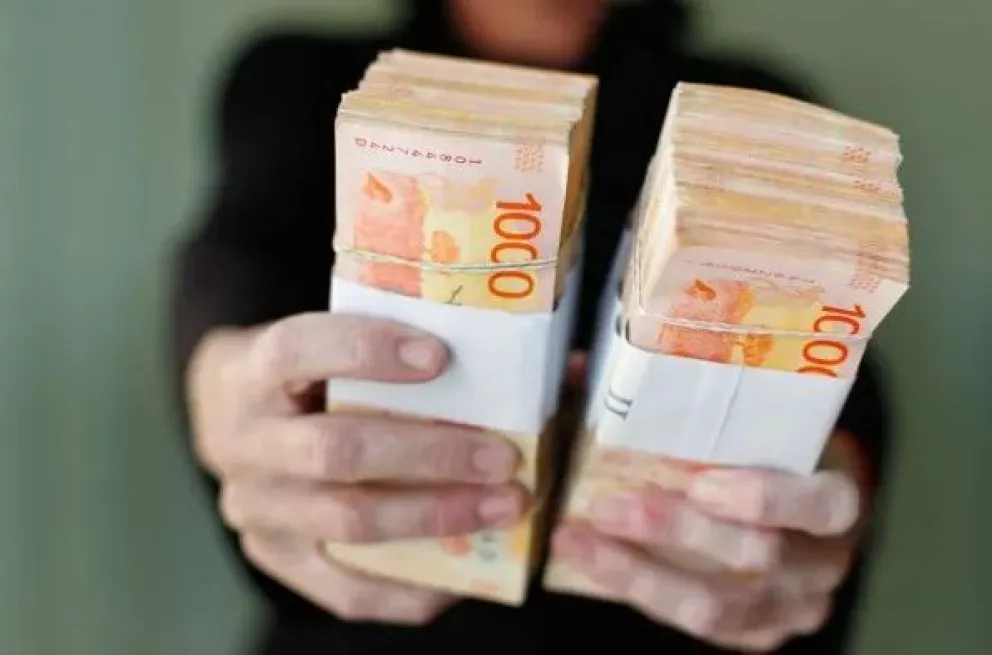 Fuerte caída del salario mínimo desde la asunción de Milei