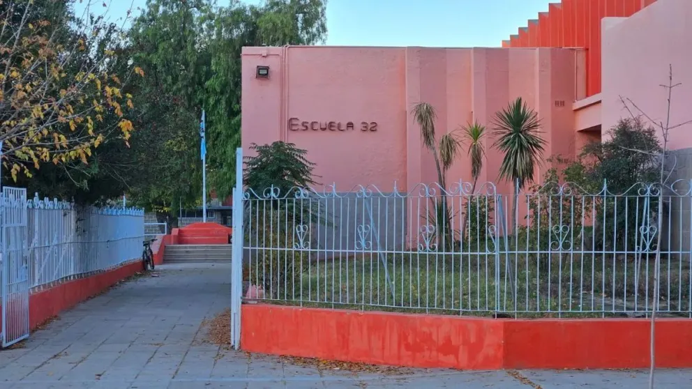 El portero que ató a los niños en la Escuela 32 de Roca fue separado de su cargo y enfrentará un sumario