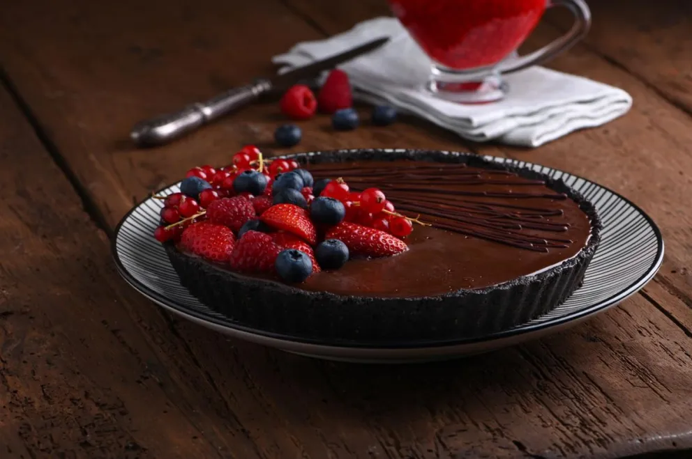 Hacé una tarta de chocolate, vino y frutos rojos, sin horno y en sólo 5 pasos