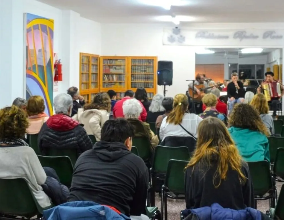 La Biblioteca Popular Roca celebró sus 88 años con la reapertura del Salón del 1° Piso