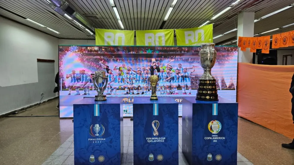 Los roquenses posan con la Copa del Mundo