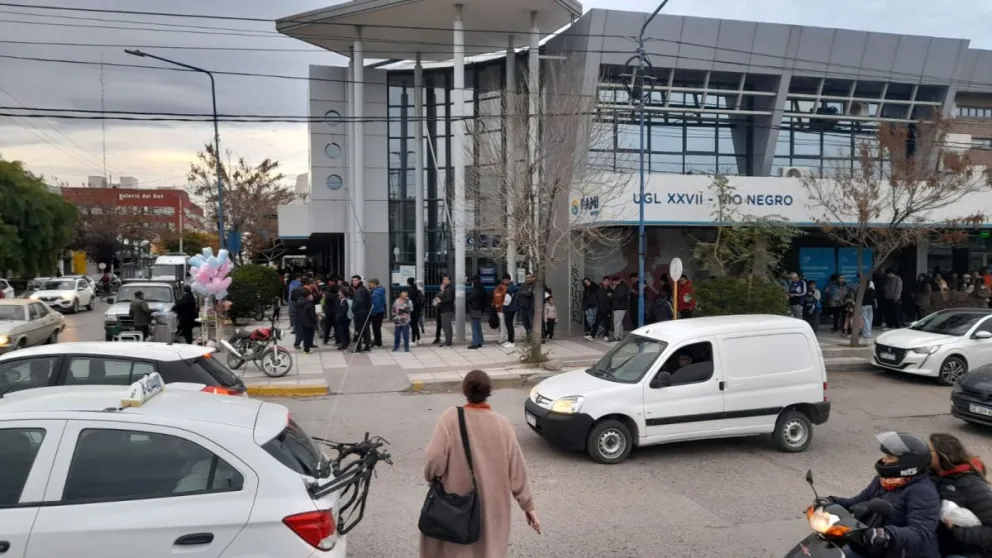 Fanáticos de la albiceleste hacen fila para ver la Copa del Mundo en Roca