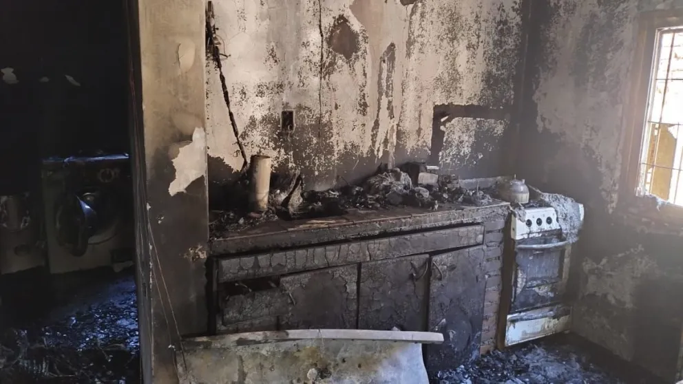 Vecinos se unen para ayudar a dos adultos mayores que perdieron todo en un incendio