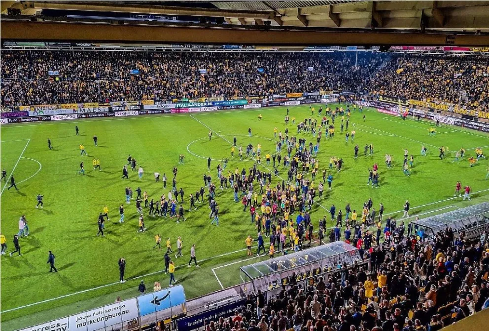 Pensaron que habían logrado el ascenso, invadieron el campo, festejaron con los jugadores y la ilusión se desmoronó  