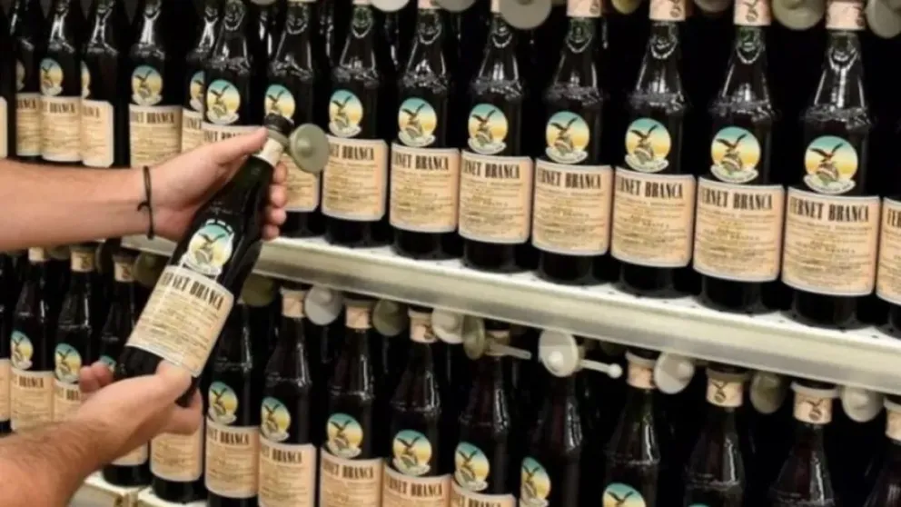 Se quedó sin la previa: lo atraparon llevándose dos botellas de Fernet de un supermercado