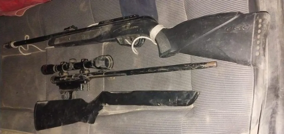 ¡Sorpresa!: además de las armas, encontraron un costillar de 12 kilos