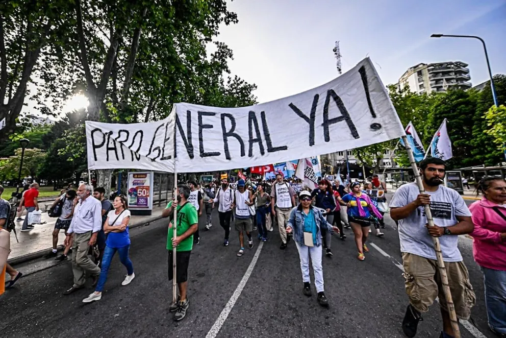 El Gobierno anunció que le descontará el día a quienes se sumen al paro convocado por la CGT