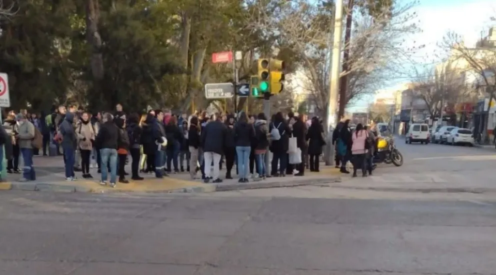 Amenaza de bomba en la Municipalidad de Cipolletti: apareció una bolsa negra sospechosa