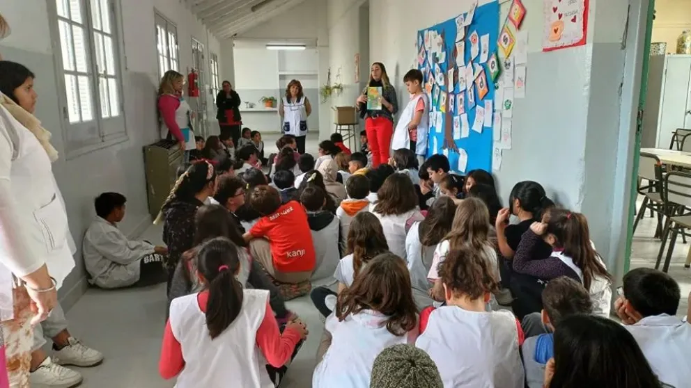 Entregaron el libro “Encontrarnos en Río Negro” en escuelas de Roca