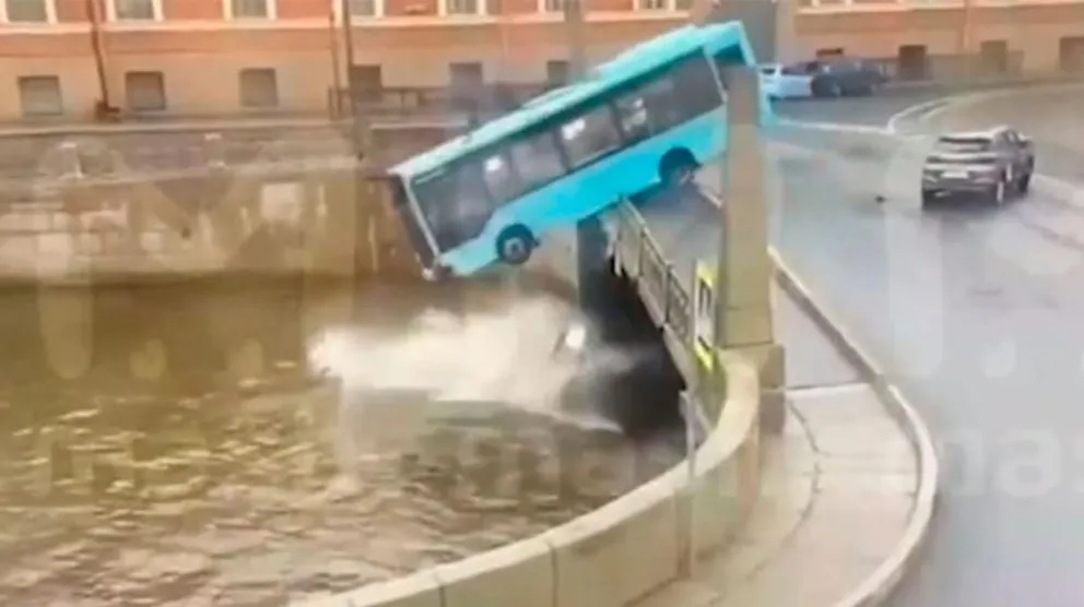 Video: el momento en que un colectivo cayó a un río en San Petersburgo