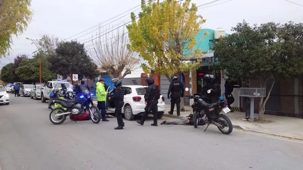 Dos sujetos detenidos luego de intentaron eludir un control policial