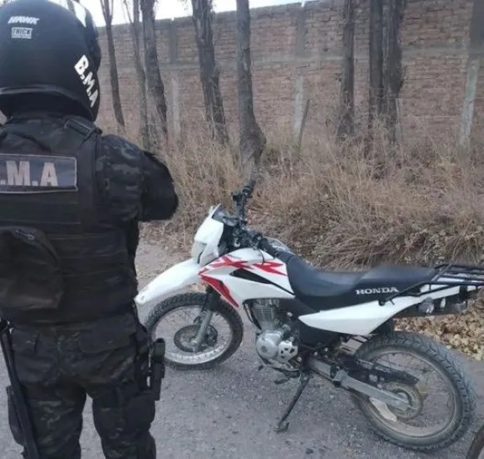 Demoran a un menor a bordo de una moto sin patente: era robada