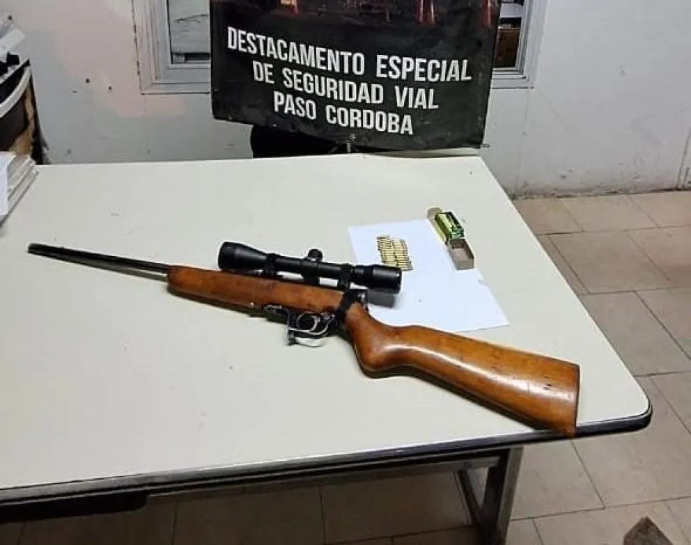 Paso Córdoba: dijo que no llevaba nada en el auto y le encontraron un rifle sin documentos