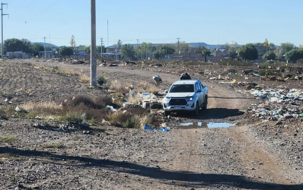 Por “mugriento”: María Emilia Soria escrachó a un vecino por arrojar basura