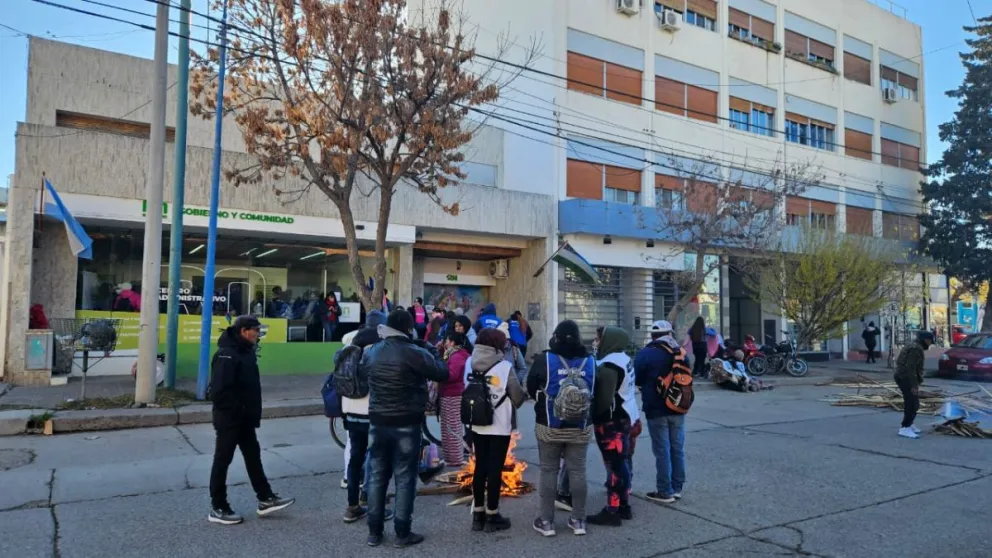 Organizaciones sociales intervinieron en las oficinas de gobierno de Roca 