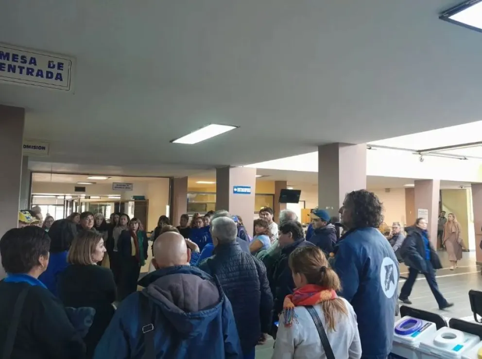 Trabajadores municipales se manifestaron en la Municipalidad denunciando sueldos de pobreza 