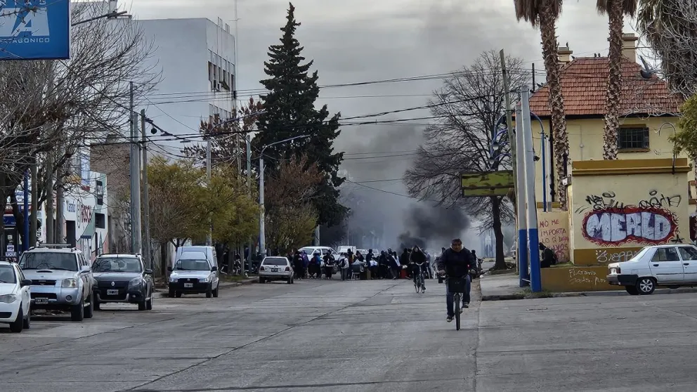 Continúa la toma de las oficinas del gobierno provincial en Roca 