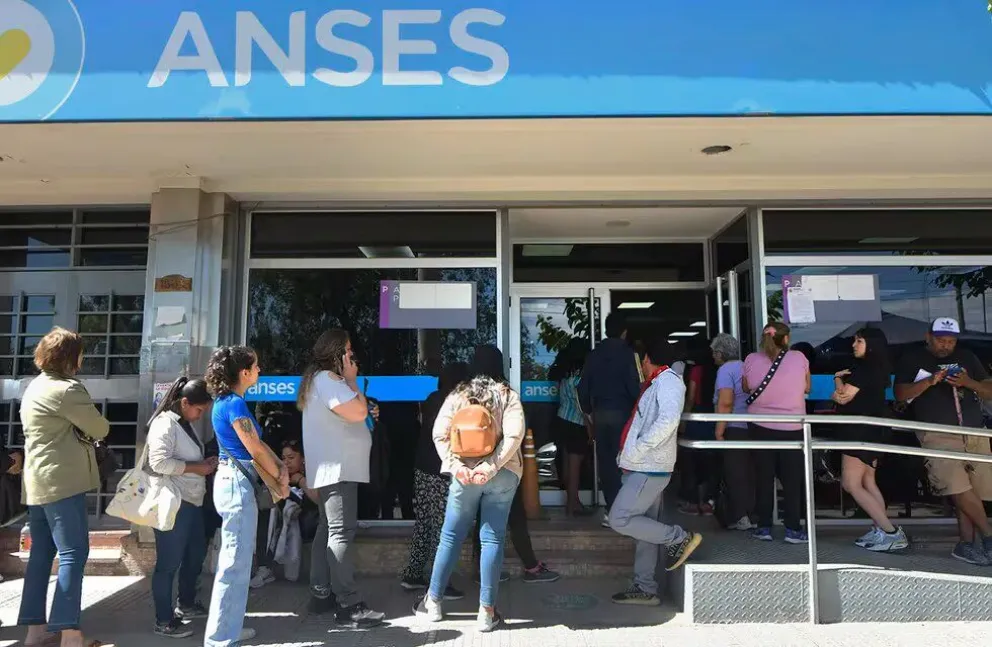 AUH, jubilaciones y más: quiénes cobran el viernes 17