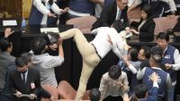 Insólito video: legislador taiwanés robó un proyecto de ley y salió corriendo