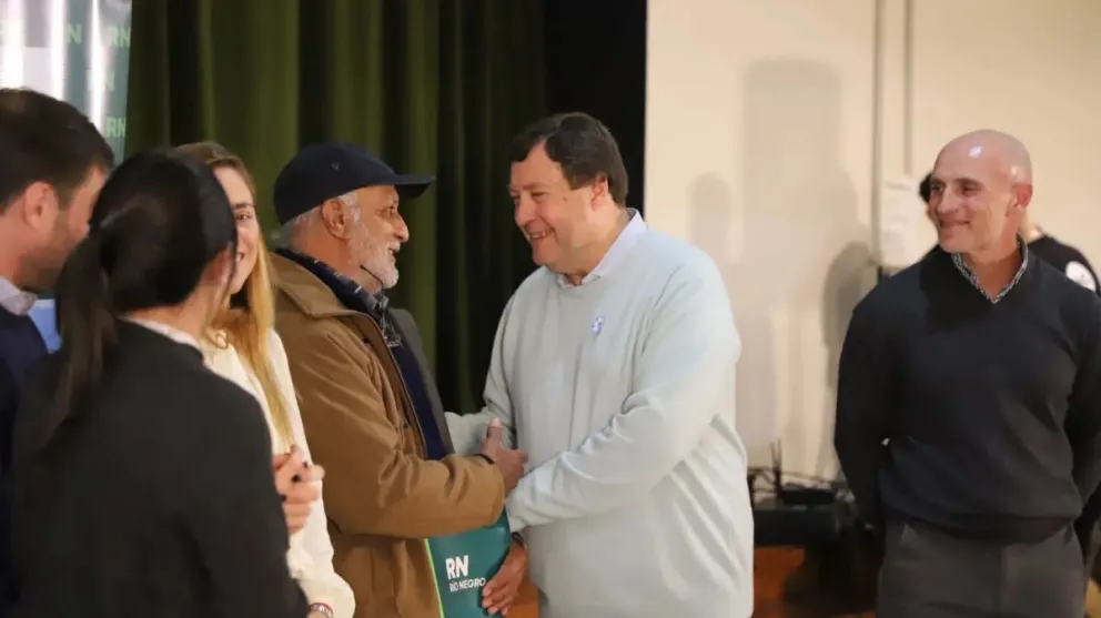 Provincia entregó títulos de propiedad a familias de Roca