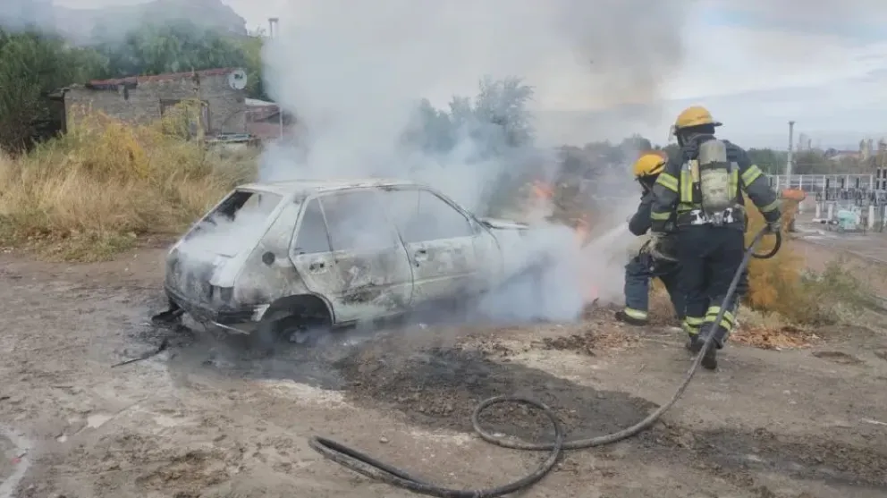Robaron e incendiaron un auto en el Alto Valle