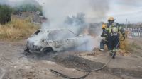 Robaron e incendiaron un auto en el Alto Valle