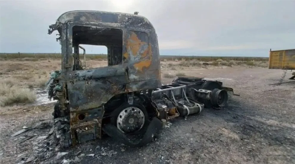 VIDEO: Un chofer se salvó milagrosamente tras incendiarse su camión sobre ruta 22