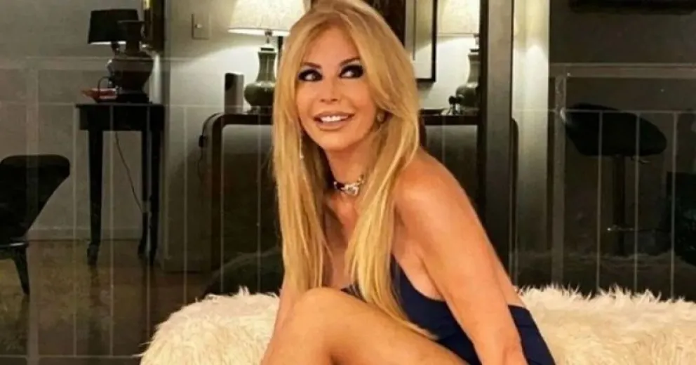 Graciela Alfano impacta luciendo una microbikini roja en la playa