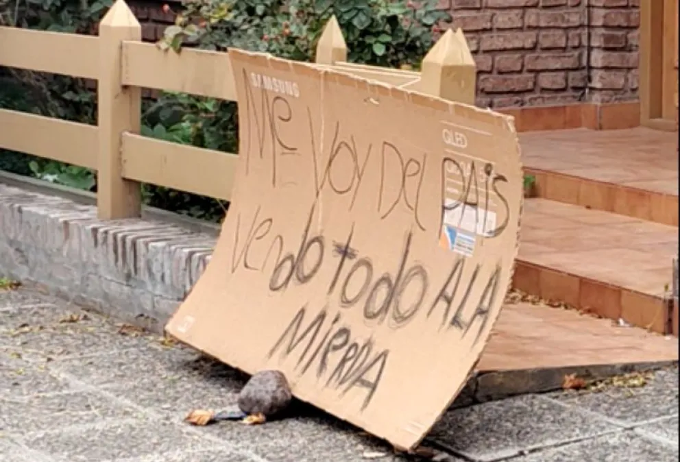 Un roquense vende su casa y dejó un cartel muy particular 