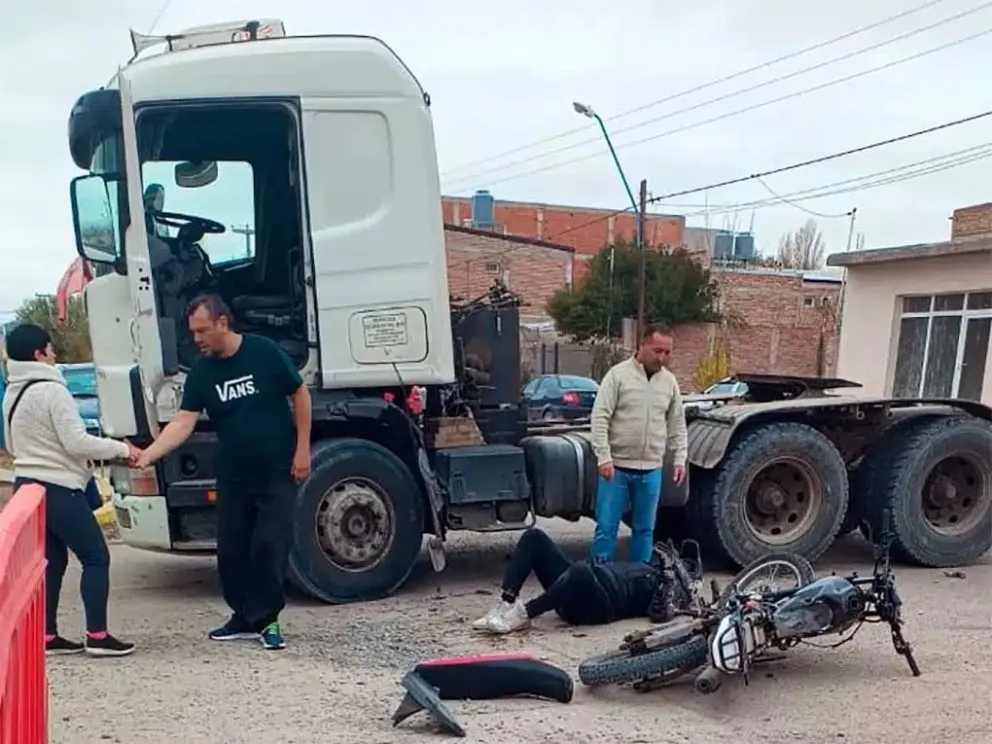 Motociclista terminó lesionado tras chocar contra un camión