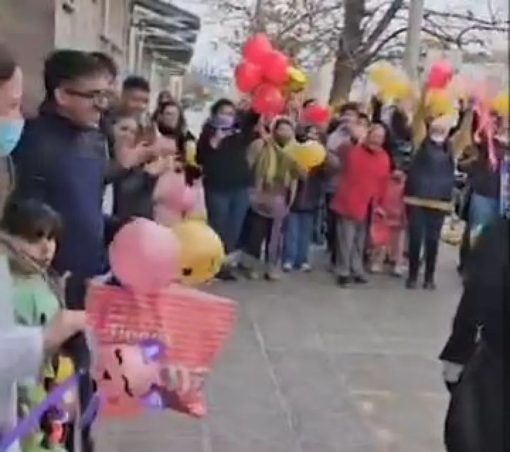 Emotivo momento durante el reclamo salarial de Sanidad en Roca