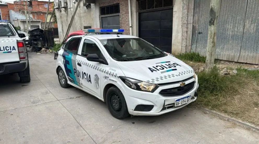 Insólito: en medio de un traslado, uno de los presos se subió a un patrullero y se escapó