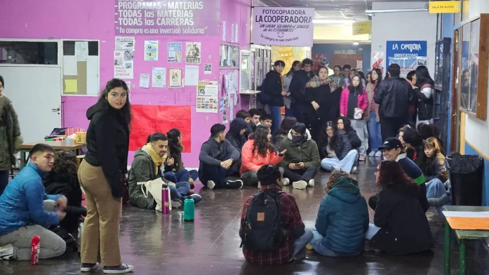 Estudiantes de la Facultad de Lenguas realizaron una manifestación por la peligrosa situación que vivieron en la UNCo 