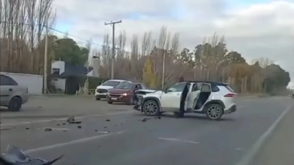 Dos vehículos protagonizaron un fuerte choque en Ruta 22 