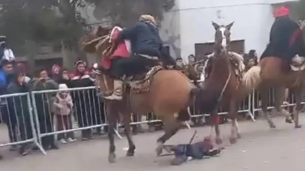 Por poco una tragedia: un niño cayó de un caballo en el desfile por el Aniversario de Allen
