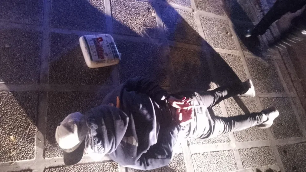 Un “roba quesos” fue detenido a pocos minutos de haber cometido su delito en Roca