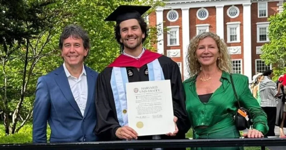 Emotiva momento: El hijo de Ariel Rodríguez Palacios se graduó en Harvard